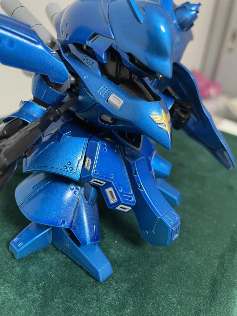 胸のエンブレムは、アクリル絵具で塗ってます。