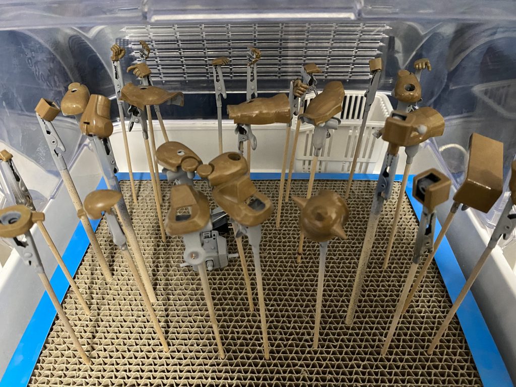 ベースカラーを筆塗り後、乾燥工程