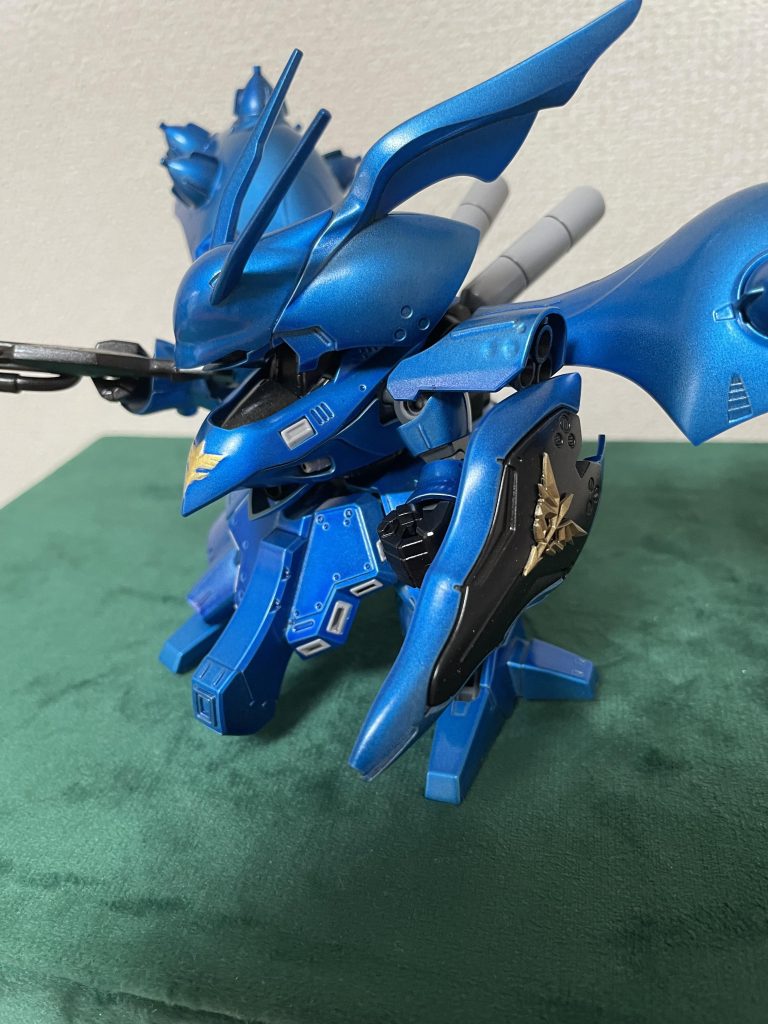 盾のエンブレムはエンブレムパーツを使って立体的にしてます。塗装で描けませんし。