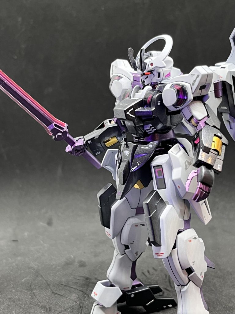 腕のリボルバー的な部分はゴールドに