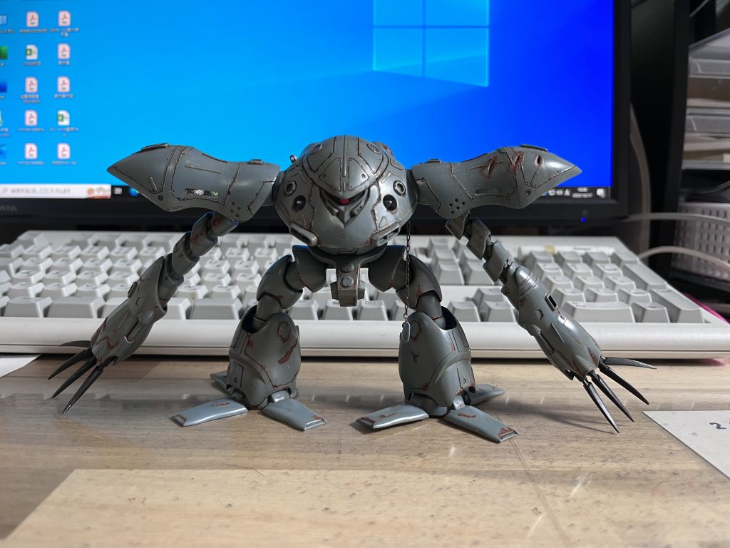 いつものPC前でのショット。どうやって軍艦っぽくしようかと思い、「船といえば錨だろう」と錨っぽいフックを付けてみました。左胸辺りね。