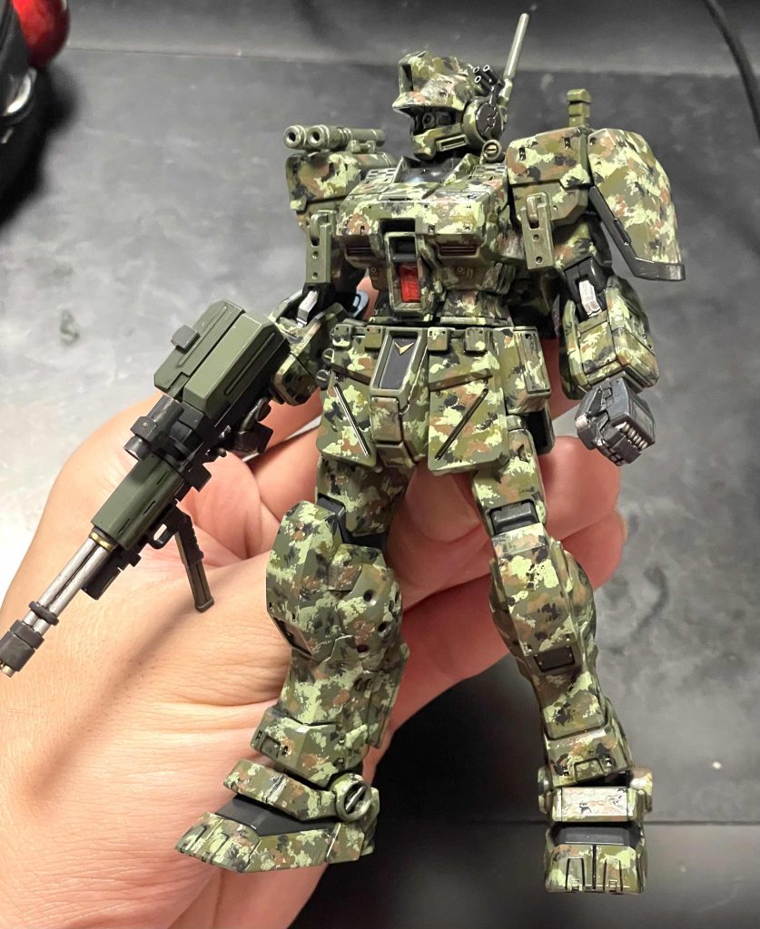 バイザー装着・デカール貼り・艶消しを行う前の様子。迷彩は全パーツ均等に塗っていくのは難しいけど完成したらやりきった感がひとしお強くなりました。満足。