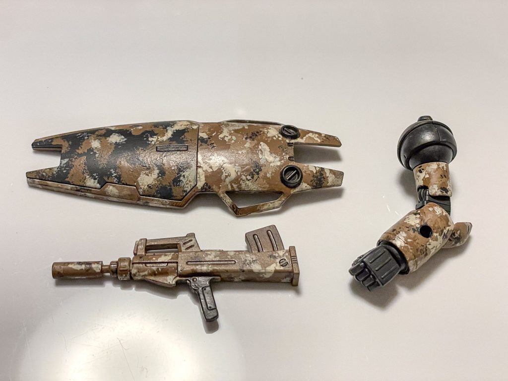 ガンキャノンにはビームライフル以外の手持ち武装はないため、ジムスナイパー2のシールドとブルパップマシンガンを使用。装備させるため、トリガーガードやグリップを削りました。左腕はシールドを装備させるための3mm穴をピンバイスで加工。これだけでシールド側のパーツを加工する必要なく装備できました。