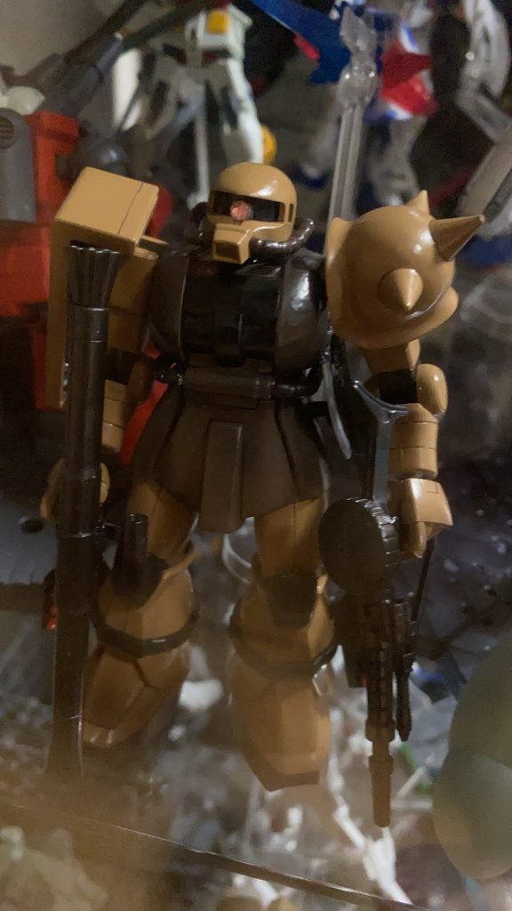 製作中の写真がないですが、モノアイにラインストーンを埋め込んだので綺麗に光ります。