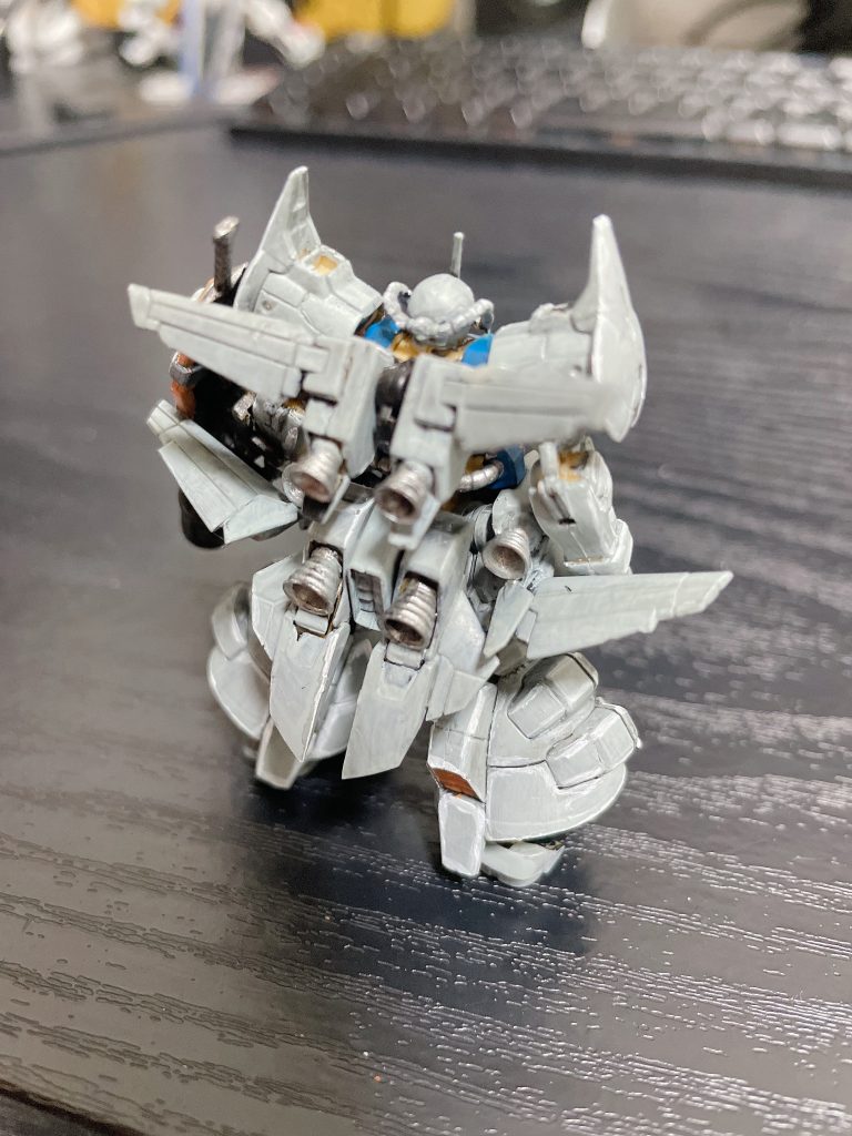 後ろはあんまり見えないから適当でいいか〜ってことで塗り分け最小限です