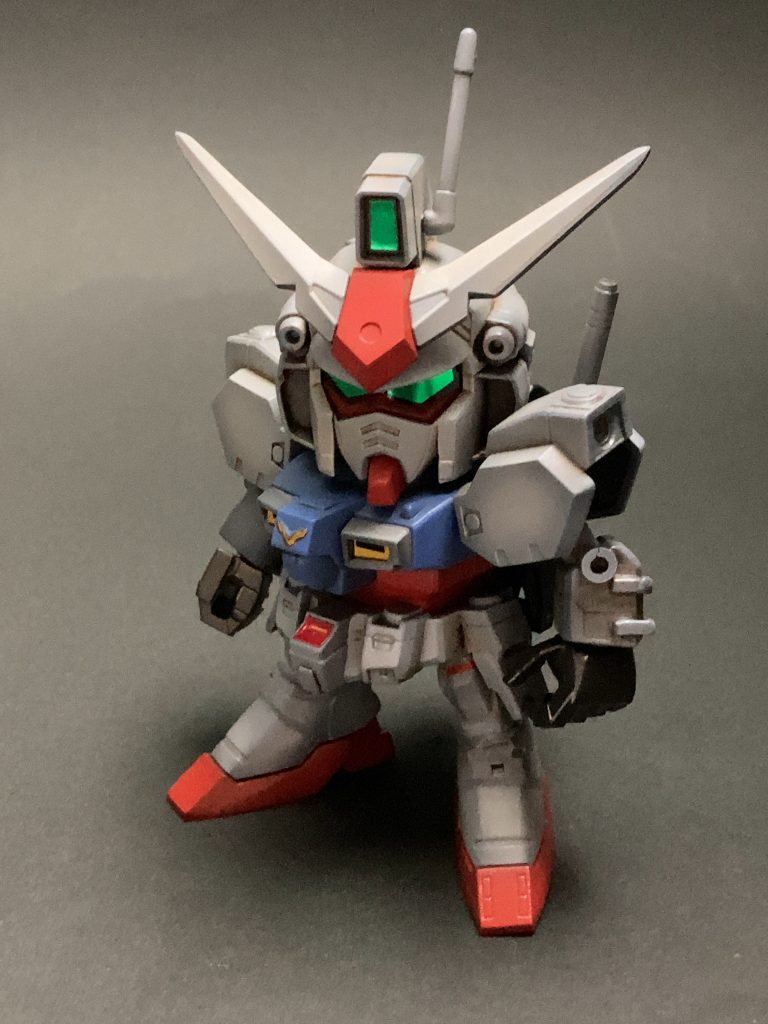 腕はジャンクパーツの曹操ガンダムの腕を移植し、脛部はいつも使っている趙雲ガンダムの脛の複製を使いました。白部はライトグレーでダークグレーを立ち上げ、全体に油彩バーントアンバーでウォッシングしてつや消しコートでフィニッシュしております。