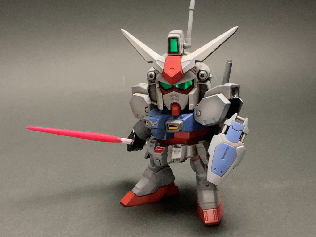 シールドとビームサーベル元キットの大きさに合わせて付属のシールドとライフルは小さめです。