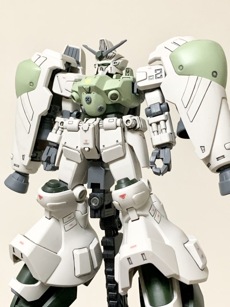 ジオンも最低限の塗装を施したというイメージ。