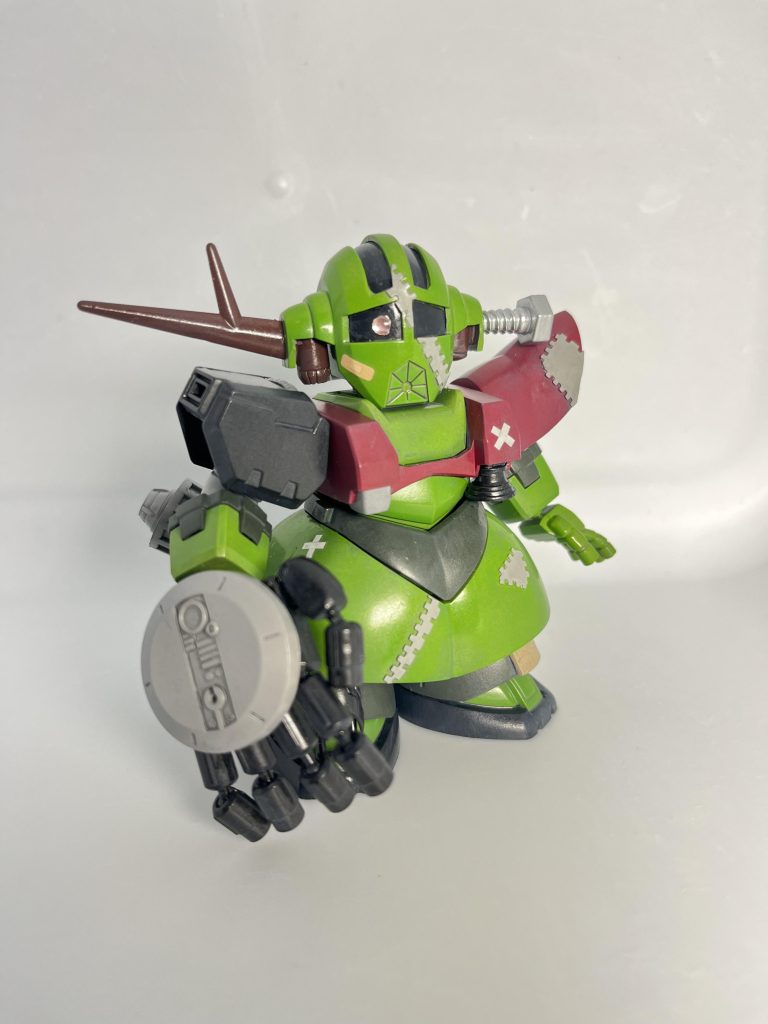 右肩はMGジム改右腕は1/100ウイングガンダムゼロカスタム右手はキャンペーンのパーツモノアイは銀のシールにピンク色レジンを垂らして作りました。