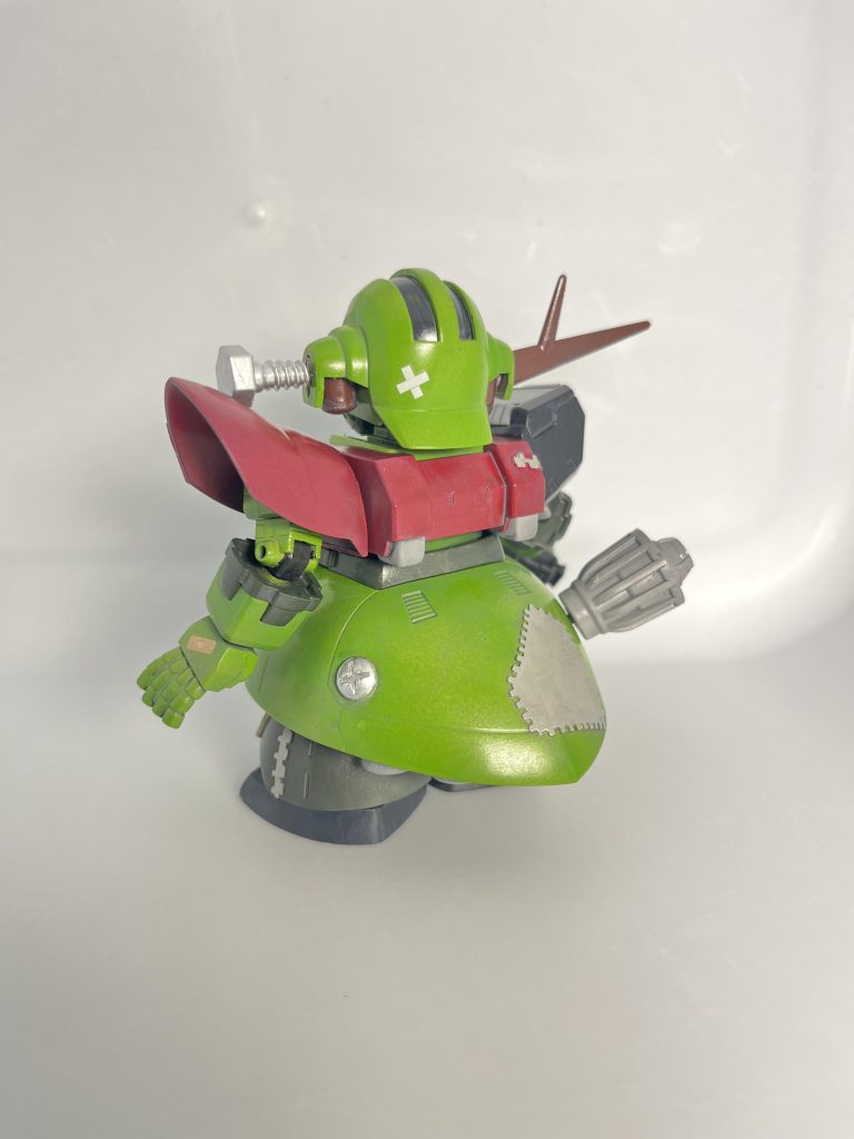 頭のネジは100均のお弁当用ピックから継ぎ接ぎ部分はプラ板をWAVEのディテールパンチで加工して接着しました。