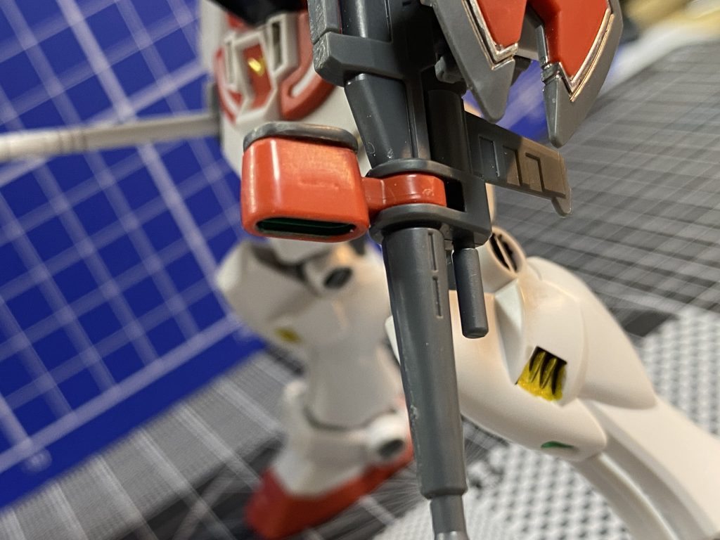 ビームライフルのセンサーほ裏が肉抜き穴がすごかったので、こちらもランナータグ整形で埋めてます。