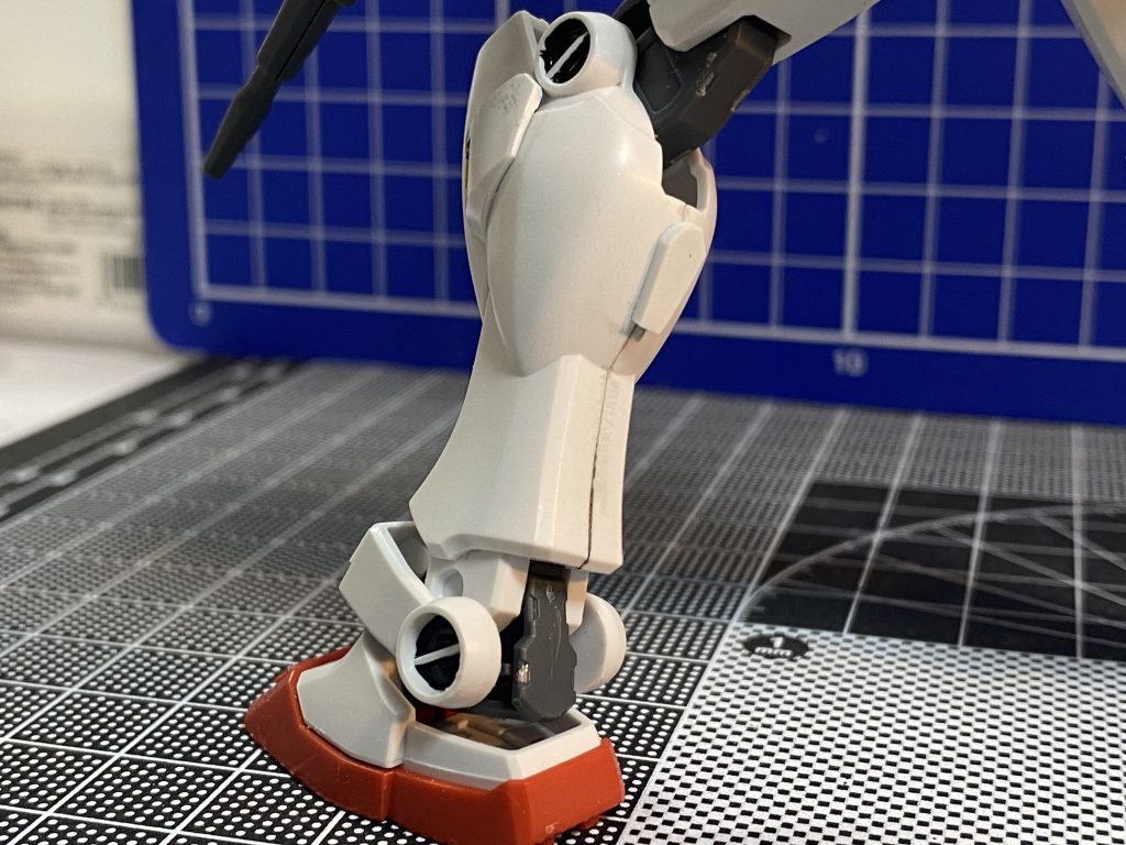 なのでランナータグをサクッと細切り、スネの部分に貼り付け、ふくらはぎは段落ちプラス、なんとなくハッチのようなものをつけてみました。太ももの部分がスッキリだったので、二つだけ筋彫りしてます。