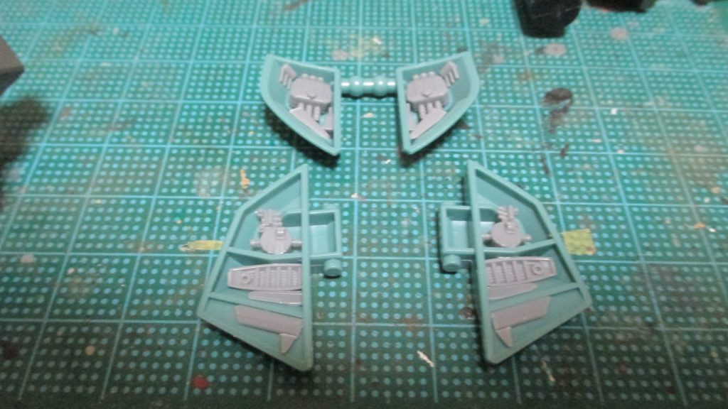 腰部アーマー裏は目立ちそうだったのでミリタリーキットのパーツを使いそれっぽくデッチアップしています