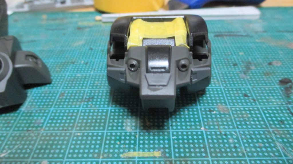 制作記ですメインウェポンのマシンガンはストックをカットしプラ板を貼り形に合わせて加工しています頭部はアンテナの形状を少し変え市販のモールドパーツを貼っています、胸部にもモールドパーツを追加しています