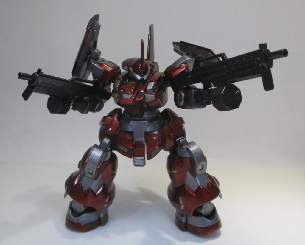 二挺のヘヴィマシンガンと肩のシールドランチャーは境界用装備より流用