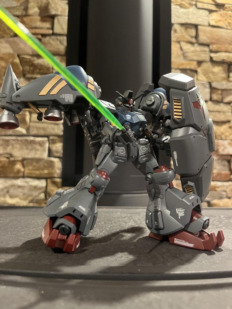 ビームサーベルを振りかぶったようにポージング!