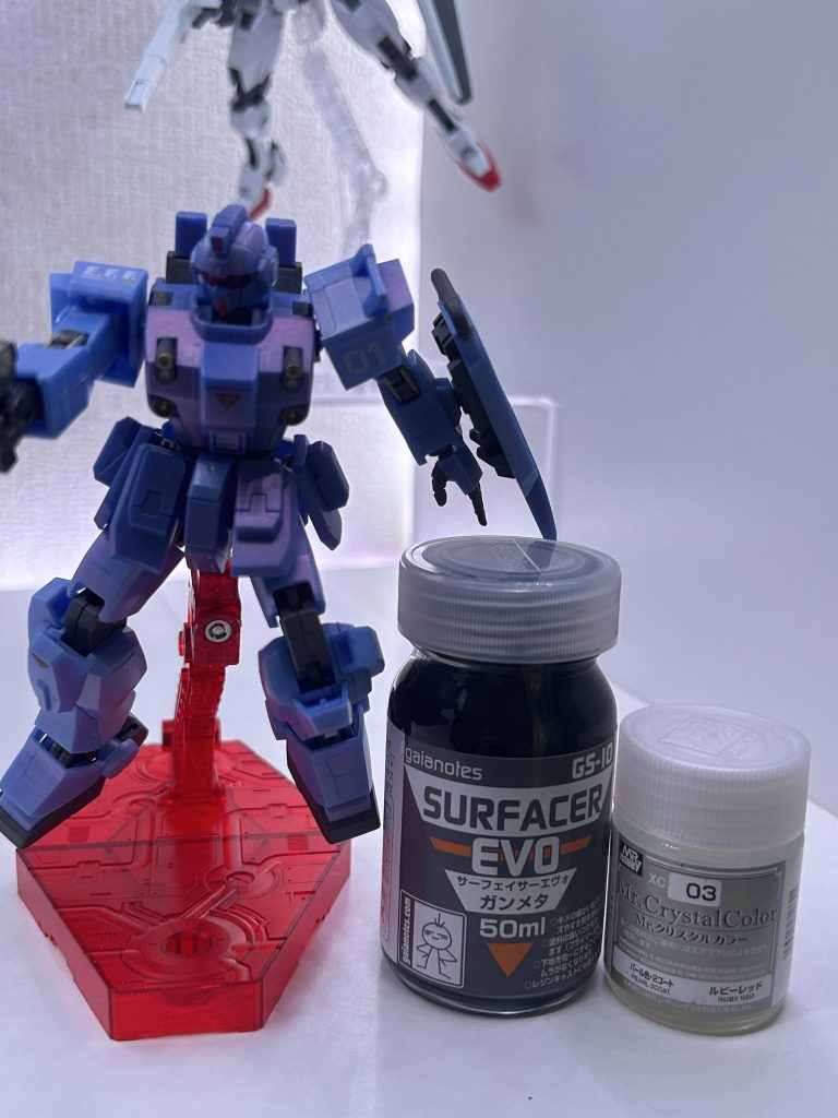 青いところにはクリスタルカラールビーレッドほかはガンメタサーフェイサーをそのまま使用最後にアクリジョンの光沢クリアー(もともと水性塗料使っていたので余っていた)を使いました。