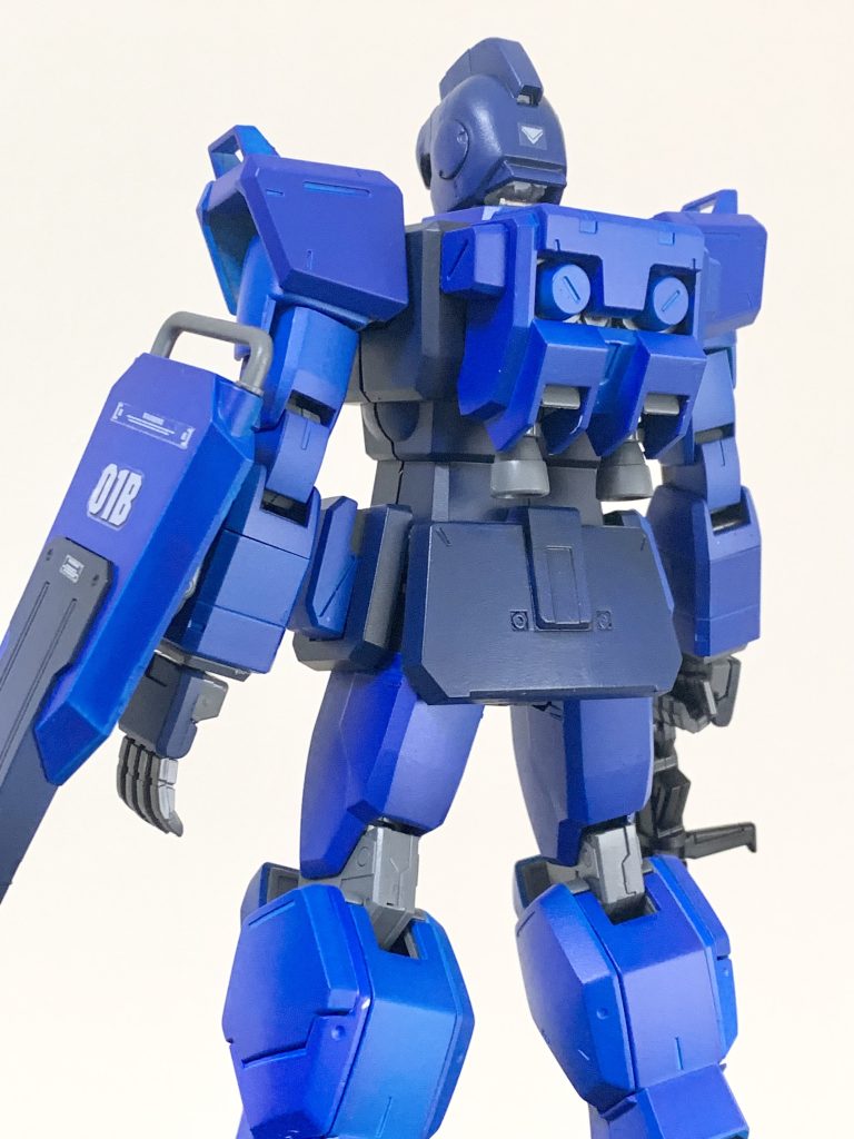 バックパックも青で塗ってみました。