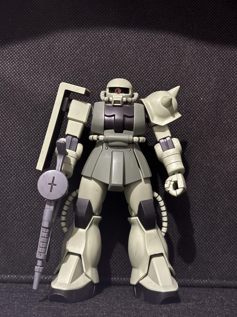 コンセプトはシンプルイズベスト!なのであえてデカールなどは貼らずに各部合わせ目消しと腰部分に一部メタルボールを埋め込んでいます。モノアイはクリアパーツを貼っただけと全体的にシンプルな作りになっています。