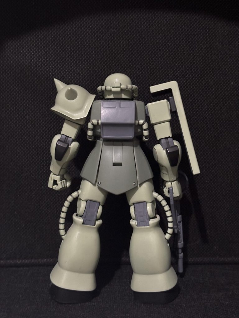 カラーはガンダムカラーのザク2色に間接はジオングレーで、黒部分は...忘れてしまいました。普段黒立ち上げの塗装を良くしていたからか塗装した感があまり感じないのは気のせいでしょうか...?w