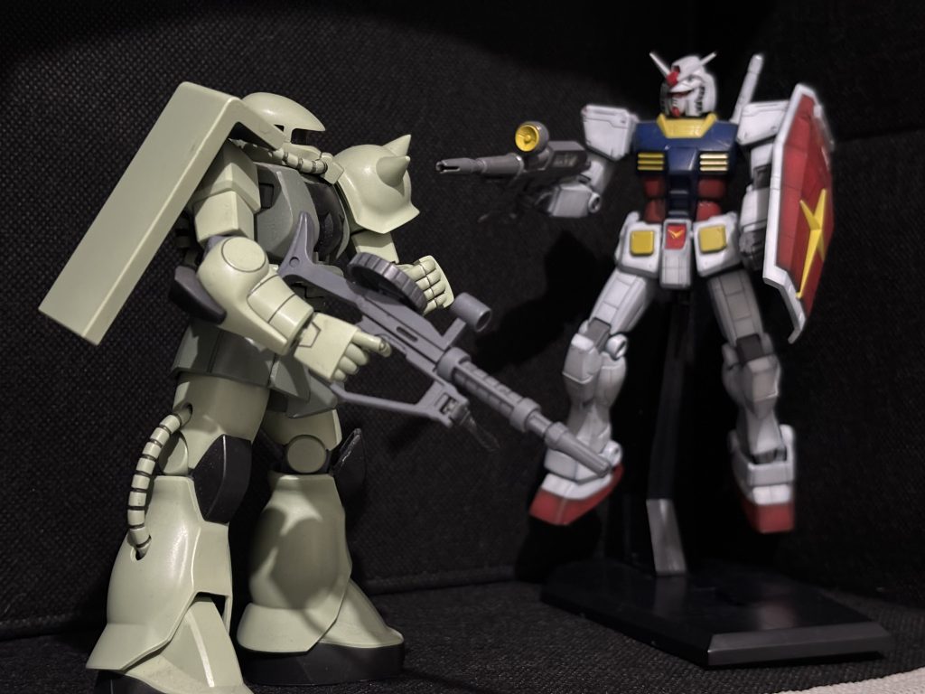 定番の組み合わせで。今度黒立ち上げのシックなザクも作ろうかなと思う今日この頃。