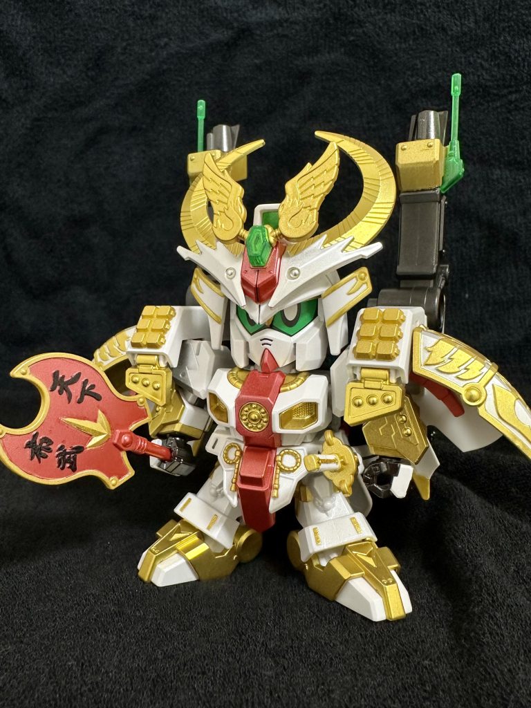 光凰の鎧装着大将軍モード。光の軍配を持たしてます。全体のホワイトはパールホワイトを使用していますが、あまり目立ってなくて、もっとギラギラしてもよかったかな。口元、アーマーなどのレッドの部分は白地にメタルレッドを重ねて少し落ち着いた色にするのが、最近のマイブーム。