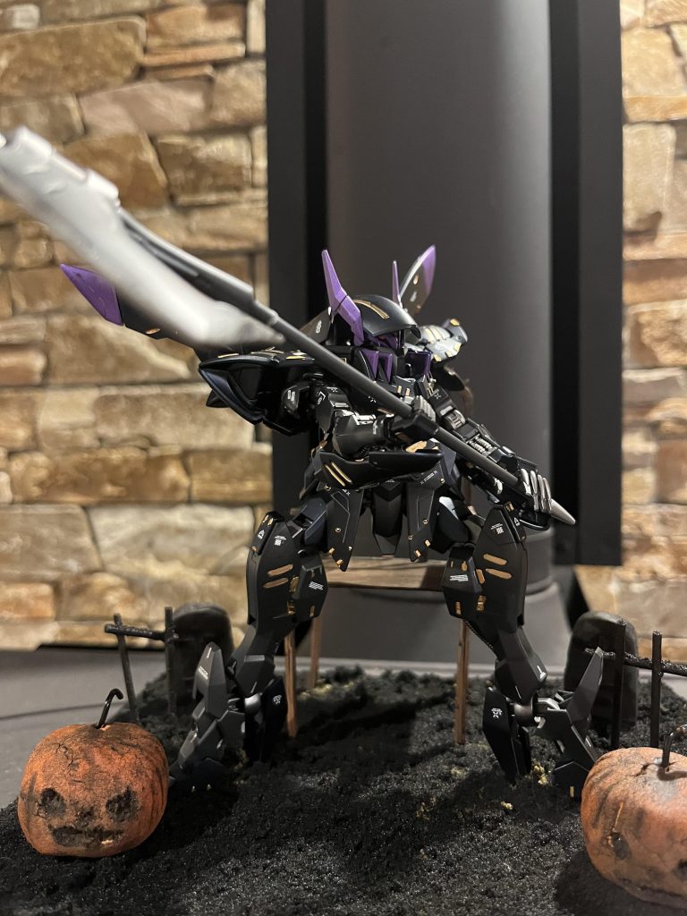 そして鎌を振りかぶってポージング!ガンダムグレモリーはまたこの鎌を振りかぶったポージングがかっこいいんですよねぇ〜( ̄∀ ̄)