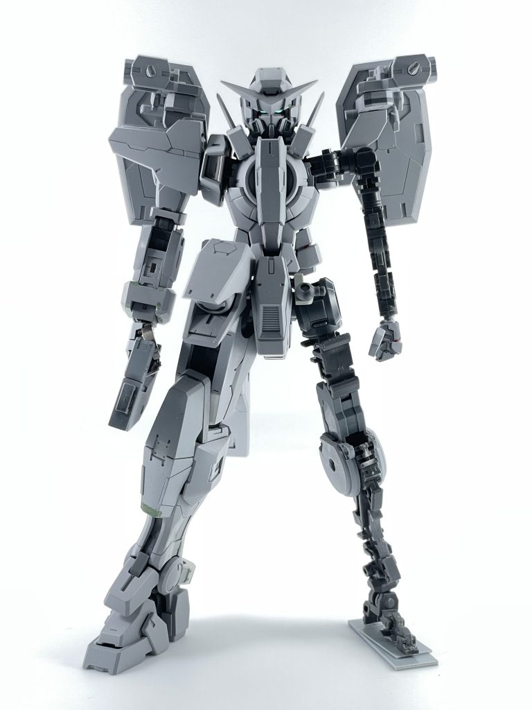 目標だったアドヴァンスドMSジョイント搭載が叶って良かったです!以下、改修点を箇条書き頭部・トサカ形状変更・アンテナをプラ板からスクラッチ・眉間の隙間埋め・フェイス位置調整・ツインアイをプラ板で作り直し・顎形状変更・側頭部パーツを後ろ開きになるよう設置・頬当てをプラ板で新造胴体・RGエクシアにデュナメスを組み込み・脇腹削り込み・首周りにプラ板でディテールを追加・腹部白パーツ形状変更・肩付け根ブロック プラ板で形状変更腰・フロントアーマー プラ板でスクラッチ・リアアーマー 中央はデュナメスからカットしカバーをプラ板で作成 ブースターはスクラッチ・股間軸位置調整のためブロックごと2mm下に移動肩アーマー・接続部をエクシアから移植・天面を削ぎ取ってプラ板でディテール作り直し・裏打ちを作成前腕・袖の一部だけデュナメスから切り取って調整・他は全部スクラッチ・ハンドはHDM複製太腿・プラ板でスクラッチ脛・デュナメスをバラし、足りないところはプラ板で補ってフレームに組み込み・アンクルアーマーはエクシアを加工足首・デュナメスをバラして組み込み・削り込みで厚底感の軽減X(旧Twitter)に細かい製作過程や動画など上げています。併せてぜひご覧ください。