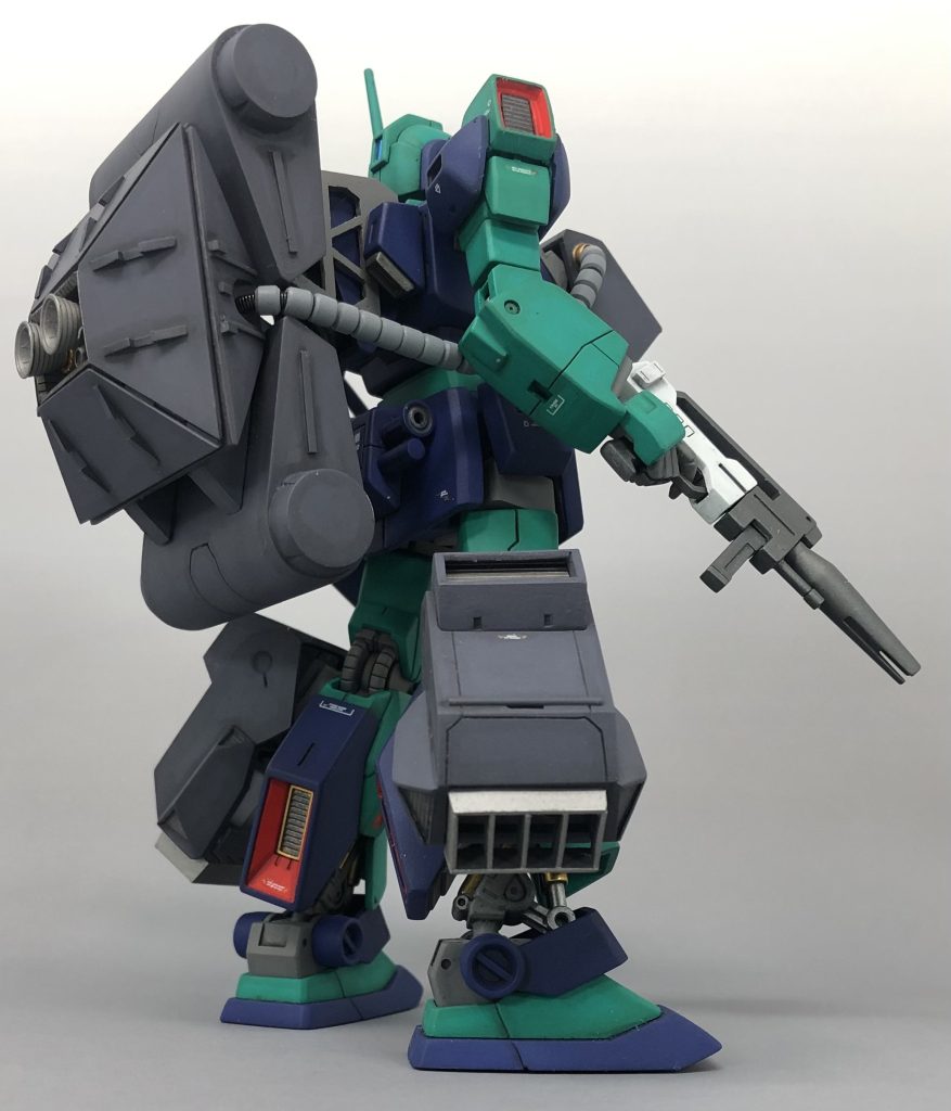 脚部に付けたネオジム磁石の吸着力が強過ぎてスネ装甲と脚部アタッチメントの塗膜が圧着してスネ装甲の塗料がハゲてしまいました(T^T)