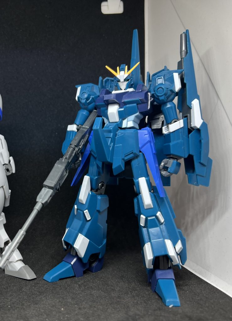 だいぶ前に制作したリゼルを引っ張り出したのがことの始まりでした。どこかでリゼルの頭はほぼゼータと聞いたことがあり、余っていたRGゼータのイケメンフェイスと組み合わせたい欲がどんどんと高まり、ついでに武器も作り始めました。腰は回転のために飛び出る部分をプラ用ノコギリでカット。下部の深い青のパーツを股関節パーツに接着しています。隣の足は気にしないでくださいね笑