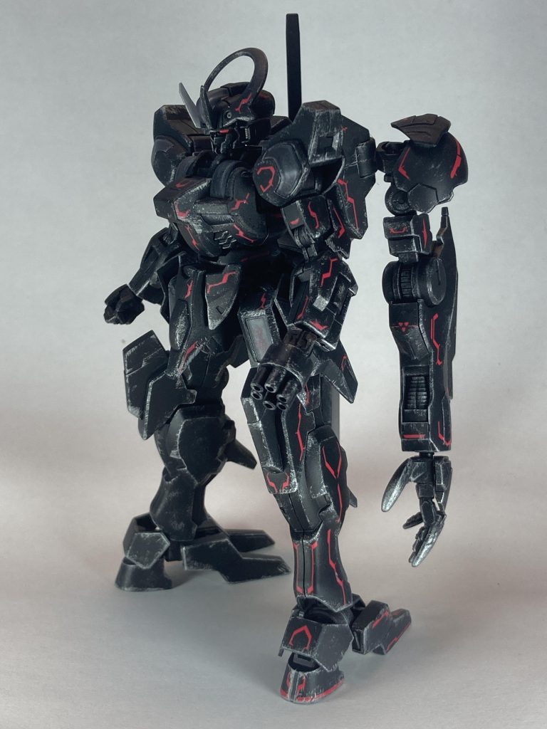 左半身にアシタのデカールを使って狂戦士化している状態を表してみました。背面にはバルバトスルプスレクスの腕を移植して、より禍々しい姿を追求しました。