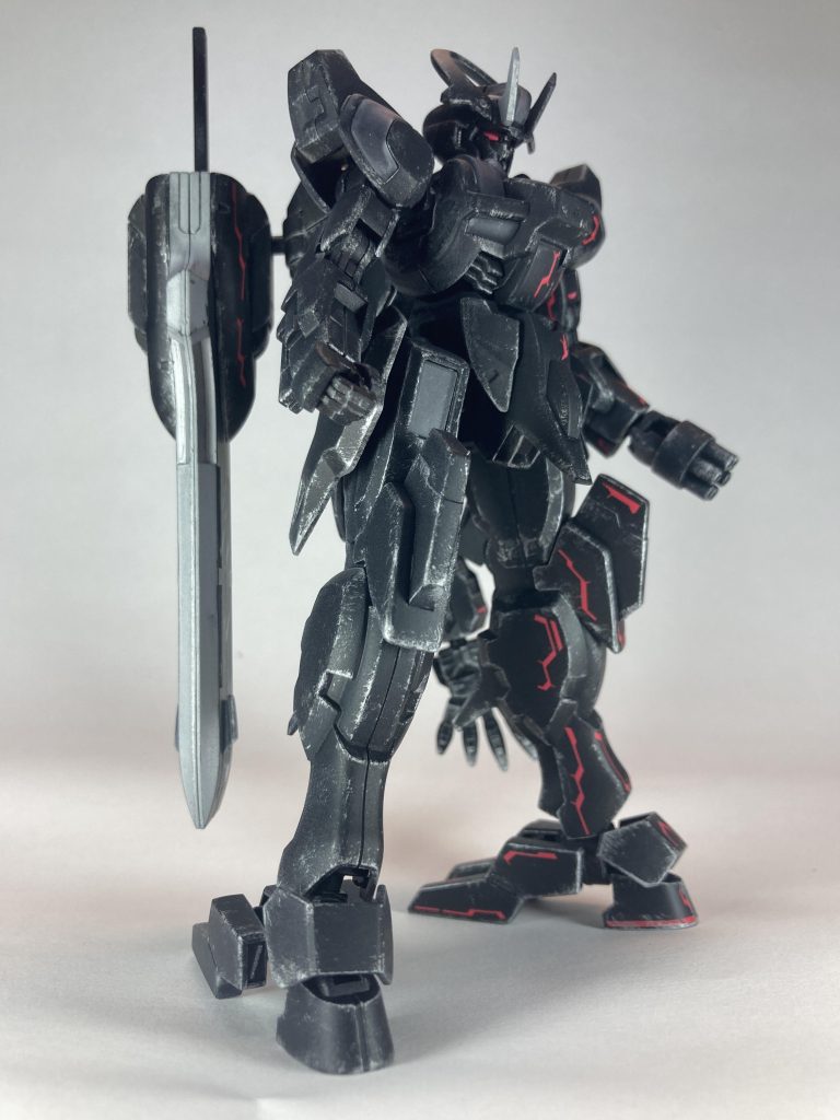 対して右半身はデカールを極力貼らずに歴戦を潜り抜けてきた甲冑をイメージ。大剣に込められた宿敵への執念が鎧に込められた狂戦士の衝動に全身を侵されるのを防いでいるという設定。