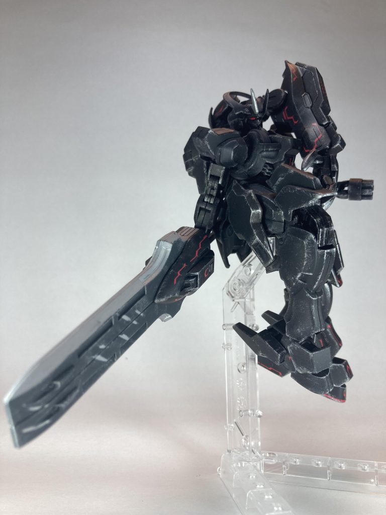 ガーディアンは、作中で主人公のガッツが使う大剣「ドラゴンごろし」をイメージして塗り分けました。初めてドライブラシに挑戦。つや消しトップコートをクリアパーツにも吹いて、いい感じにくすみました。最後までご覧いただきありがとうございました!