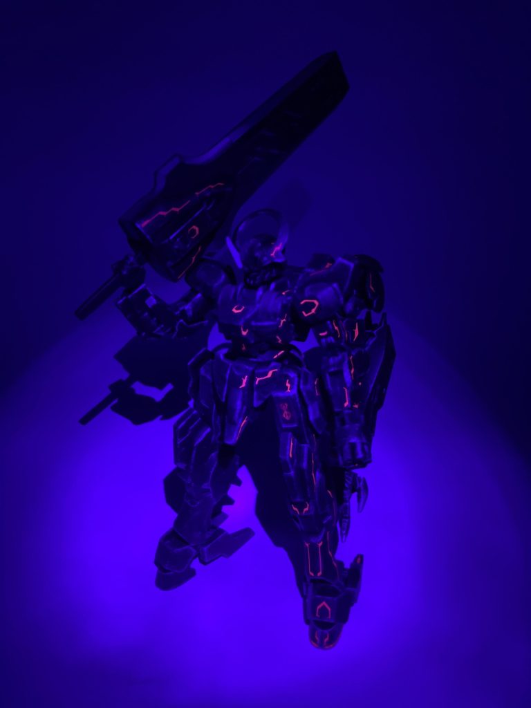 アシタのデカールも蛍光仕様なので、こんな感じになります。