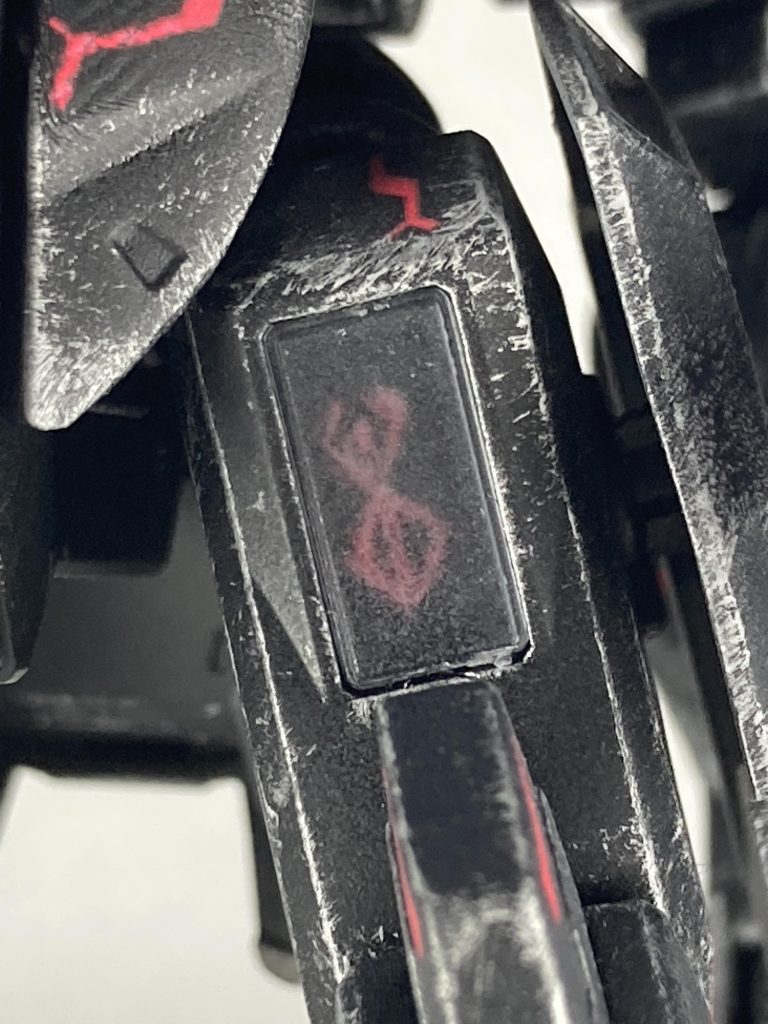 左腿には生贄の烙印をデザイン。クリアパーツの裏側にケガキ針で敢えて雑に掘って蛍光レッドでこれも雑に着色。