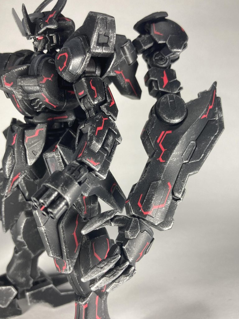 バルバトスの左腕はかなり自由度高く動きます。