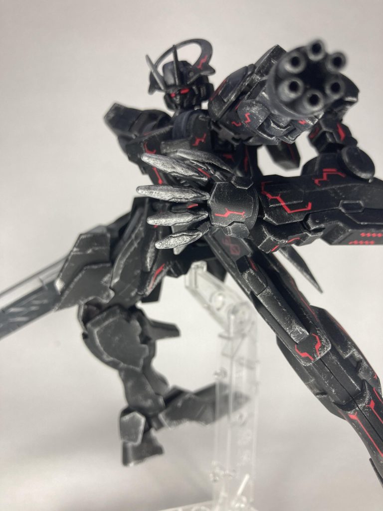 マンガの中では左腕に大砲が仕込まれていますが、その代わりにガトリングにしてみました。