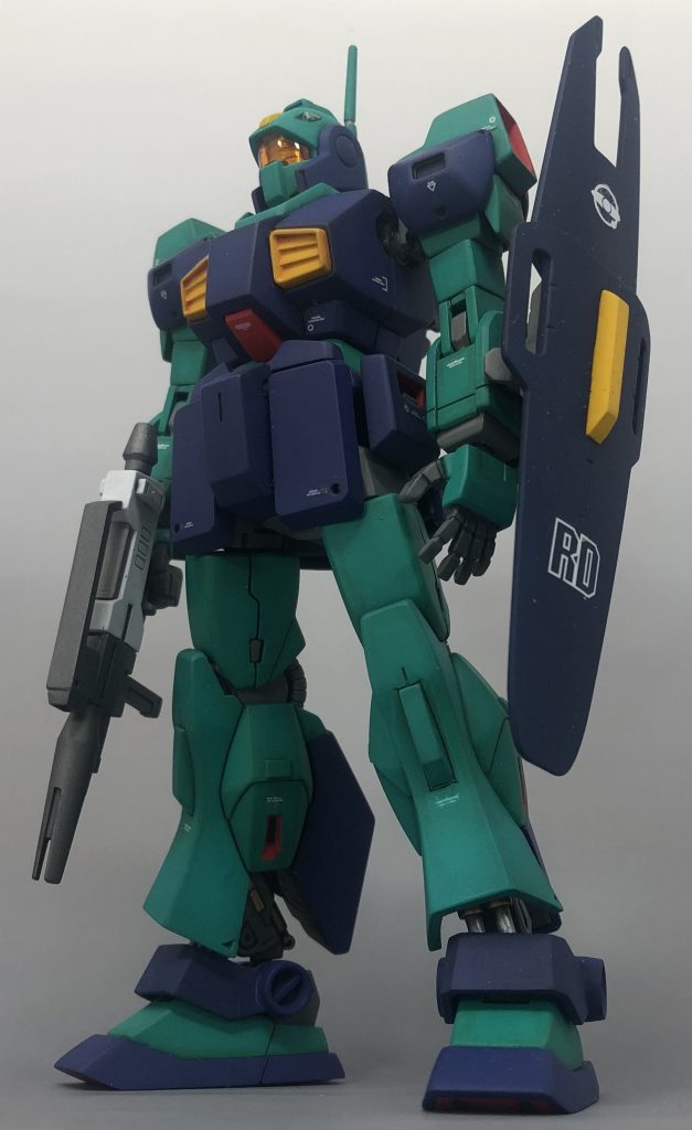 前腕の袖口は切り飛ばして、プラバンでスクラッチしたものをハメ込んであります。これで塗り分けし易くなり後ハメ加工がカッチリと綺麗に出来る様になりました。グリプス戦役の機体は親指の根元は関節色ではなく装甲色なのでしっかりと塗り分けました。コックピットの赤い部分は塗り分けし易いようにカットして後ハメ出来る様にしました。