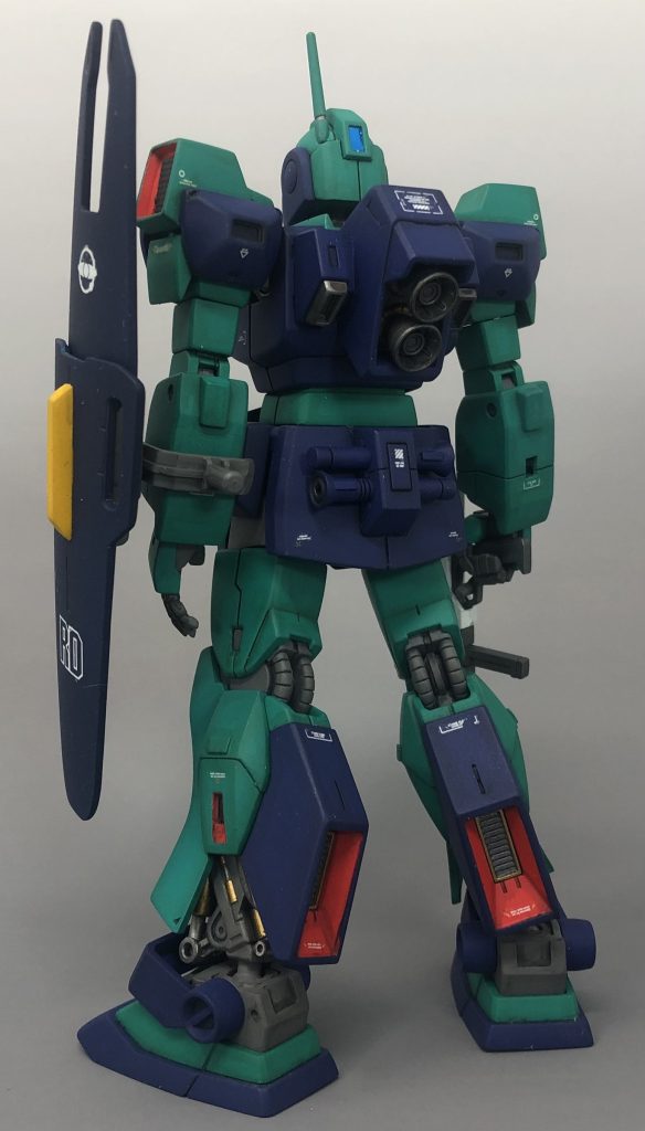 後頭部のカメラにはHiQパーツさんのメタリックシールを使用しました。スネのフレームはグレーを基本に使用し、シリンダー部分をゴールドとシルバーで塗り分けました。