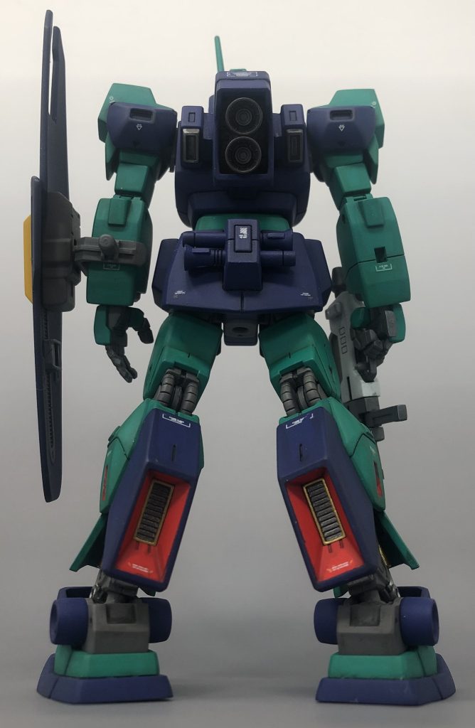 バックパックは左右中央で3つに分割し、バリュートパックのアタッチメントを固定出来る様にしました。またバズーカも懸架出来る様になりました。スネのスラスター中央はダークスチールとゴールドで塗り分けました。