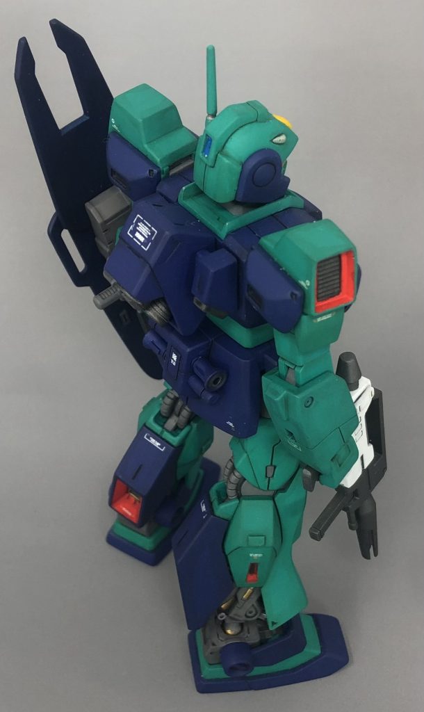 肩側面のスラスター中央の黒い部分はカットして後ハメ出来る様にしてあります。でも普通にマスキングして塗り分けた方が楽だったかも。