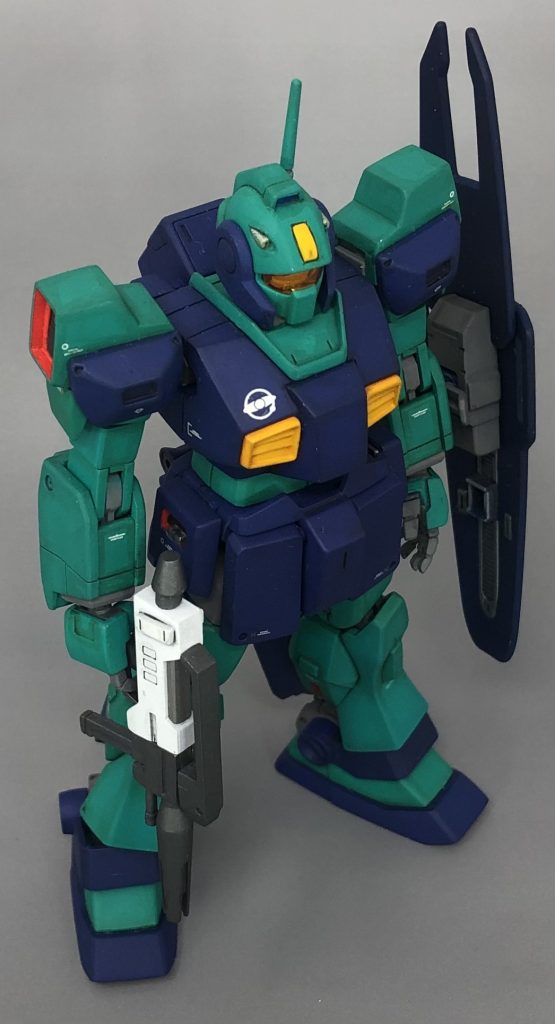 腰のサイドアーマーにあるラッチはマスキングして底面をブラックで、側面をレッドで塗り分けてあります。ビームライフルはいつものようにホワイトを入れて設定とは配色を変えてます。ビームライフルは各部分で分割し塗り分けし易い様にして、フォアグリップが後ハメ出来る様にしました。