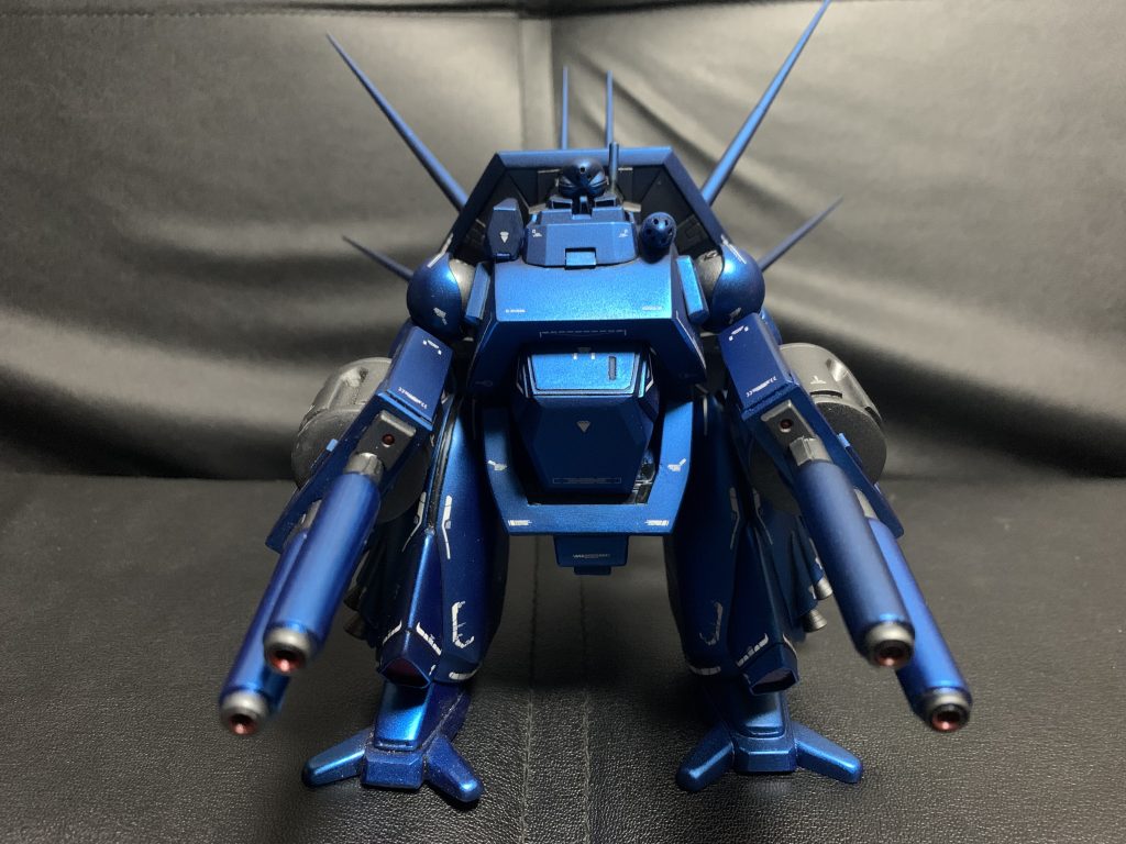 配色は原作だと全体青単色だったのですが、関節部や可動部など各所にガンメタやシルバーを配色して全体的な引き締めをしてみました。後は機体の特徴上、平面と曲面が広いので、デカールで誤魔化してみたり…本来なら筋彫等で面密度を高めてみたりするのですが、当方…その様な技術やセンスが皆無にございます🤣