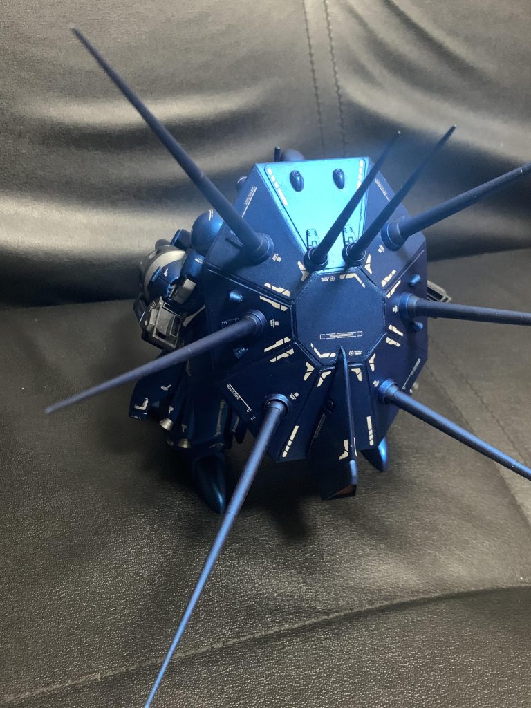 一番個性的で特徴のある背部の甲羅ですが、正面で飾ったらほとんど見ることができない背面です😅飾る際には、電動のターンスタンドの使用も検討中です。