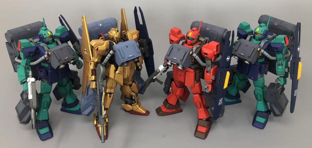 エゥーゴ陣営だけで並べてみました。百式さんの色が明るめになっているのが分かるかと思います。百式さん用の物はMG版の作例等に近い色で塗装したのですが、劇中の色を確認するともっと暗い色だったので、今回のネモさんから暗い色で塗装する事にしました。いつか百式さんのバリュートパックを塗装し直すかもしれません。