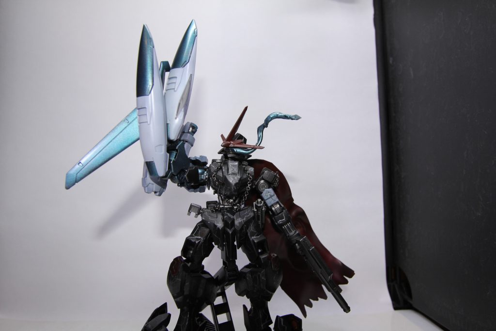 右腕は他の機体から剥ぎ取り移植したという設定で作りました