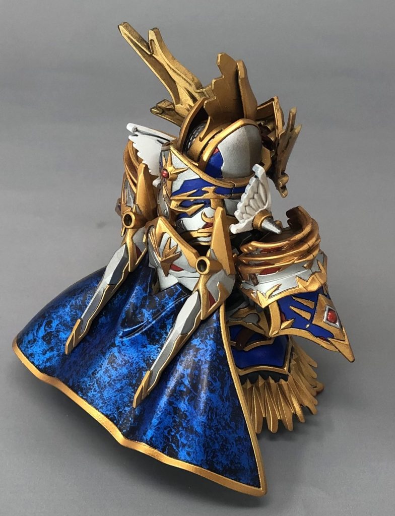 この角度だとマントのラップ塗装が分かり易いかと思います。ラップ塗装とゴールドの縁がゴージャス感マシマシにしてくれています。