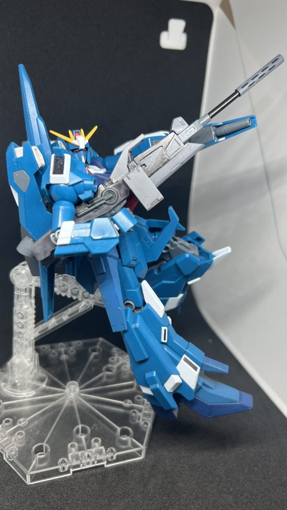 ここからは動かしながらメインウェポン［ビームスマートガン］後期型の設定で小型軽量化しマガジンラック設置した物となっています。銃口はたしか安い方の1/144デュナメスのビームライフルを逆にした物なっています。ゼータ系は長物の武器が似合いますよね。