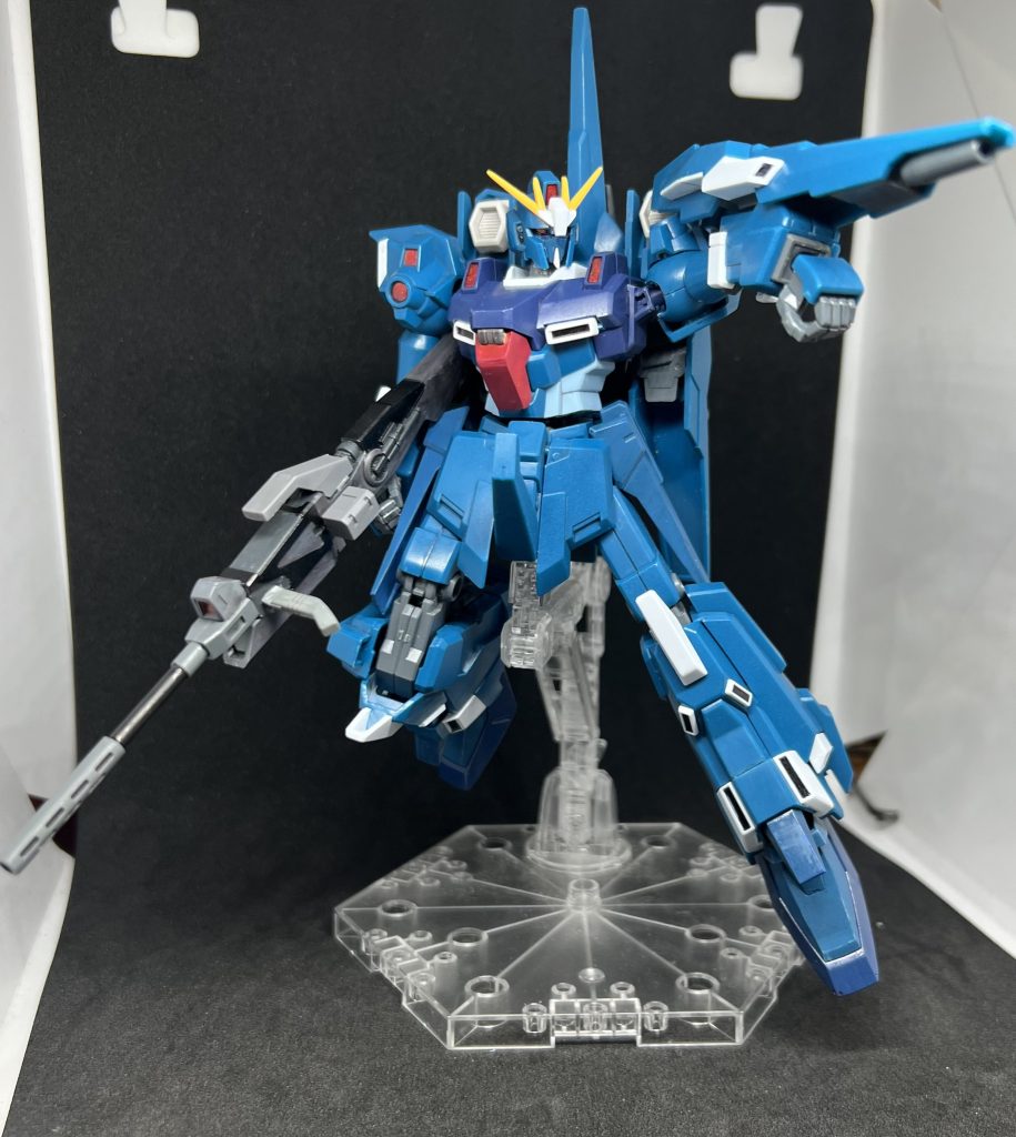 サブ1［シールド内蔵式ビームキャノン］サブ2［腕部グレネードランチャー］シールドの下部は中抜きが多く、簡単な蓋をしています。また制作途中で接続ピンを折ってしまいそこら辺にあったパーツを切削して直しました。