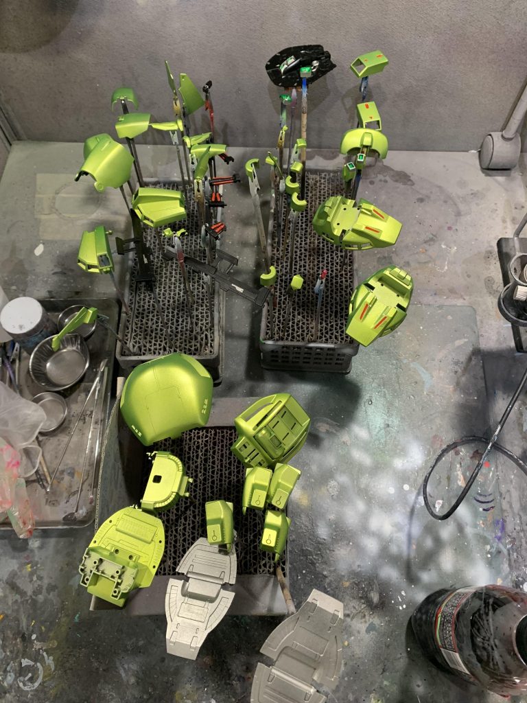 2回目のクリアーイエローで塗装その他もマスキングとかして塗装しましたが、そのあと爪で削ってしまったりぶつけたりして所々塗装ハゲしてます…